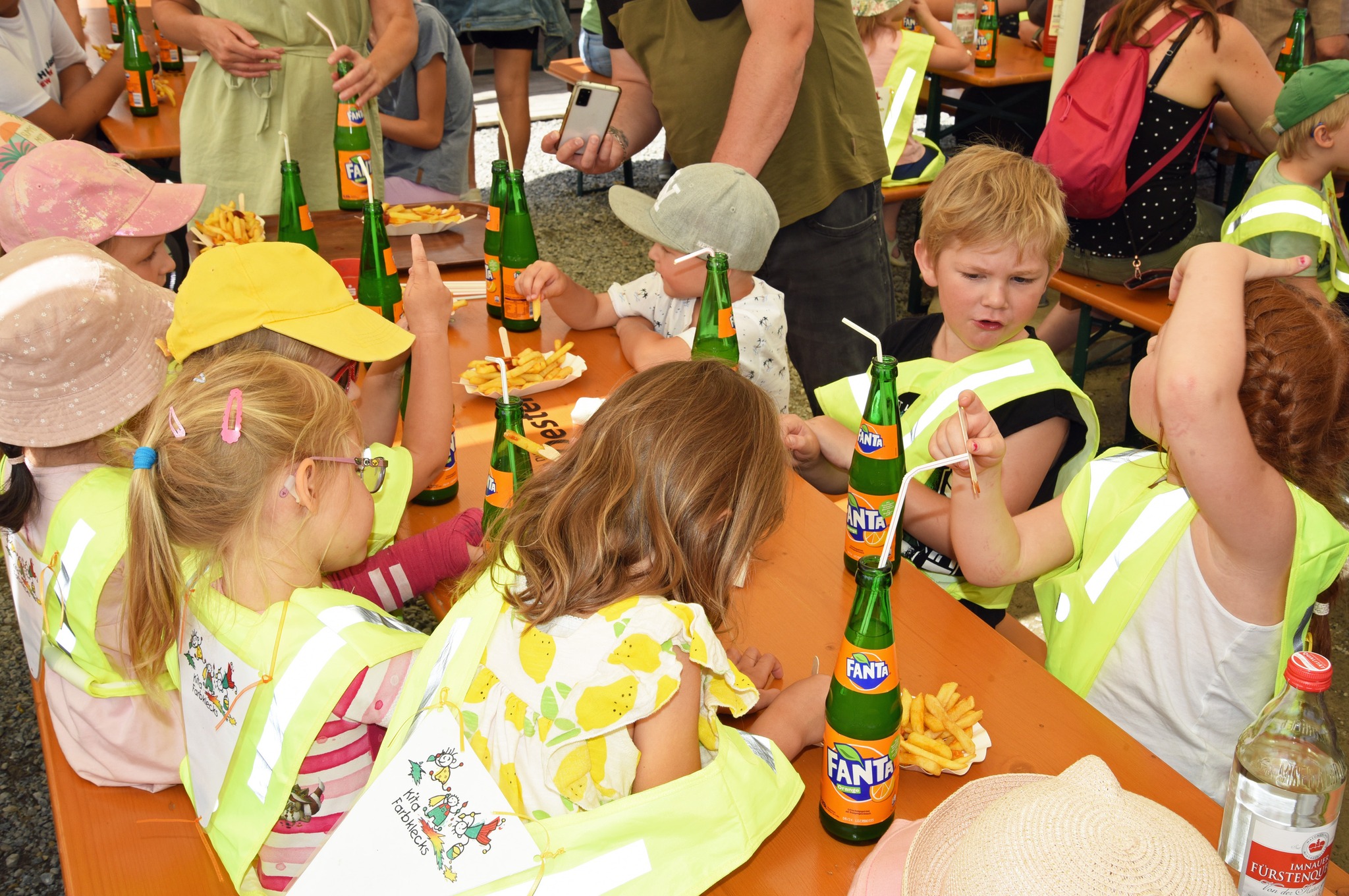 Pommes und Fanta für 330 Kinder